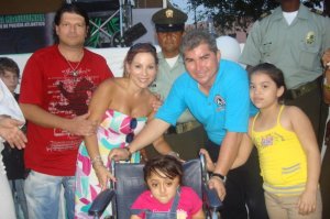 Toño Fadul, Diana de Vivero, Jorge Escalante, Andrea Escalante y una hermosa niña del Corregimiento de Caracolì (Malambo-Atlantico) a la cual se le entrega silla de ruedas