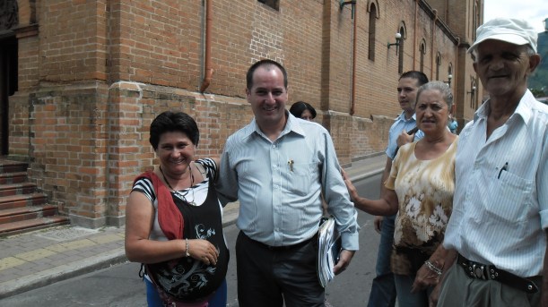 Luis Fernado Ortiz con su comunidad